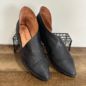 Free People Royale Black Leather Flats w/ Side
Cutouts Pointed Toe EU 38.5/US 8